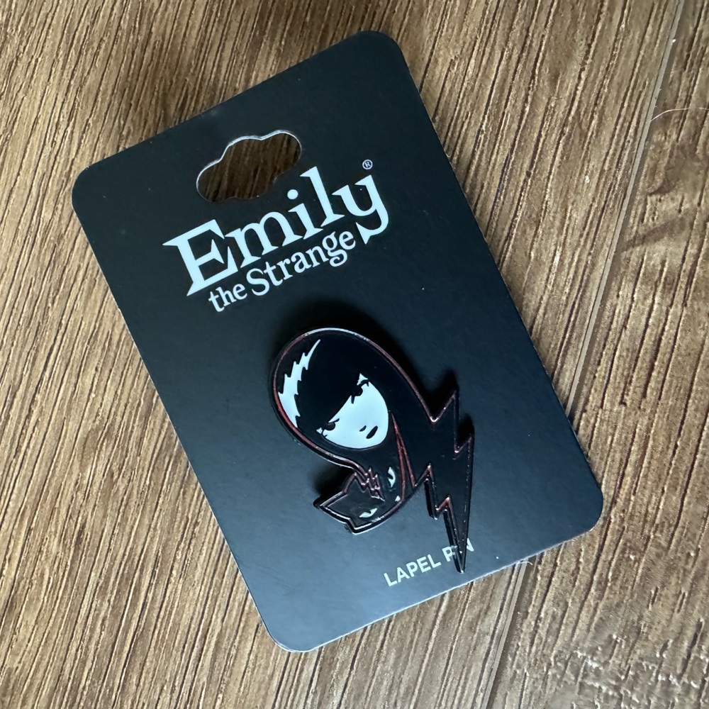 EMILY THE STRANGE-NWT Metal & Enamel Pin with Kitty - Picture 4 of 6